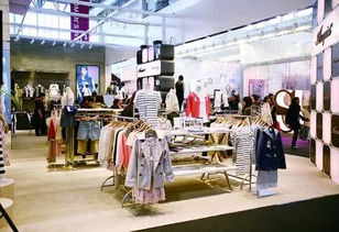 買衣服,網(wǎng)購還是去實(shí)體店呢 服裝廠老板說出實(shí)情