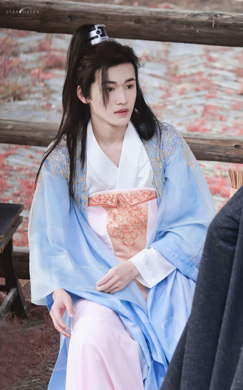 組圖 宋亞軒解鎖古風(fēng)女裝造型 涂腮紅撐油紙傘畫風(fēng)逗趣