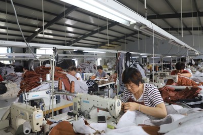 家門口就業(yè)，群眾腰包鼓起來——服飾產(chǎn)業(yè)發(fā)展的惠民之道